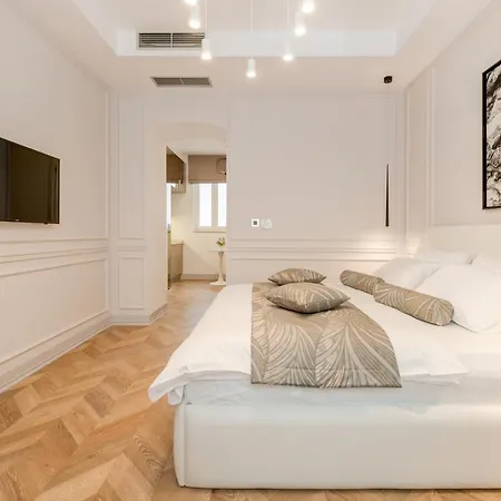 Luxury L'avenue 2 Πανσιόν