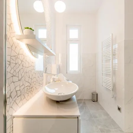 Luxury L'avenue 2 Guest house
